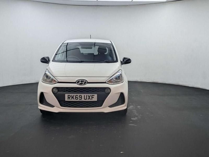Used Hyundai i10 67 HP (49 kW) 2019 White Hatchback