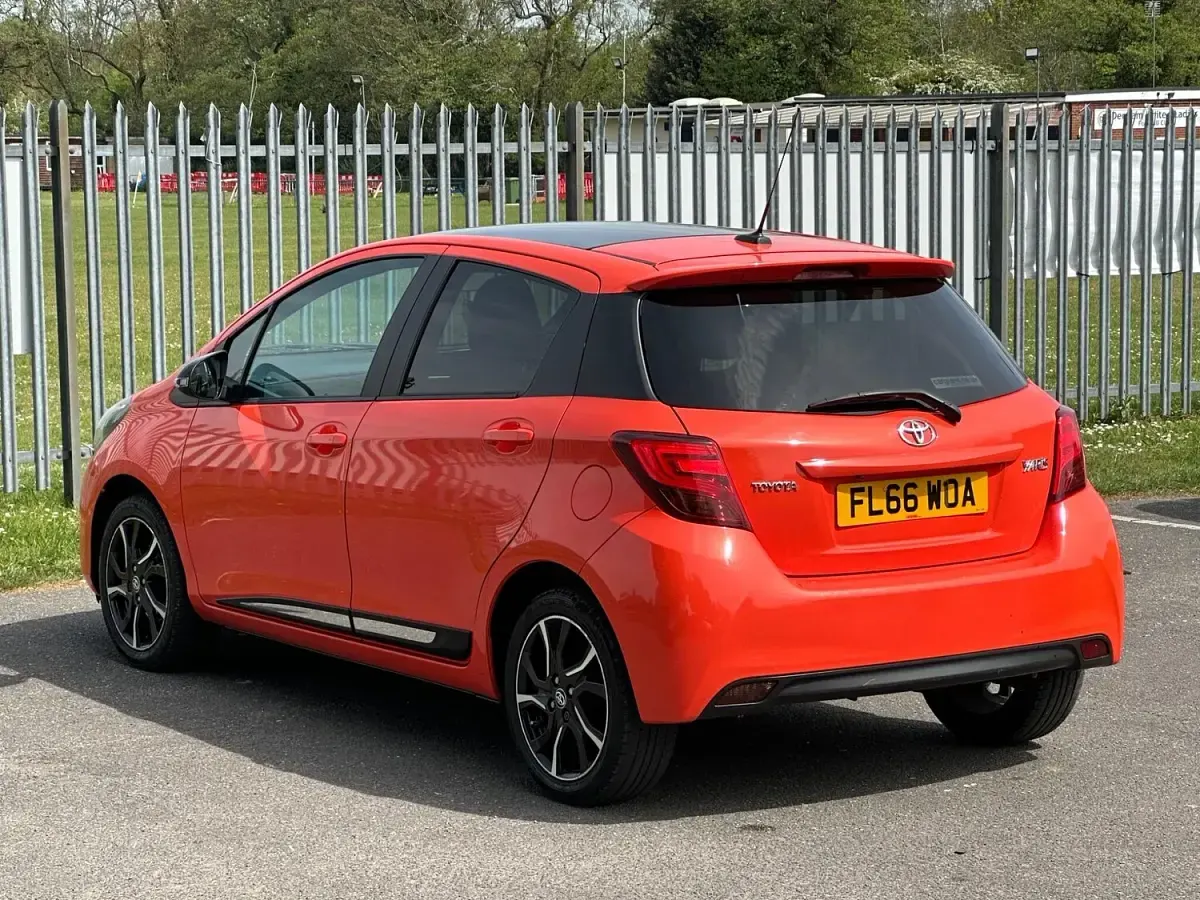 Used Toyota Yaris Edition 99 HP (72 kW) 2016 Orange Hatchback