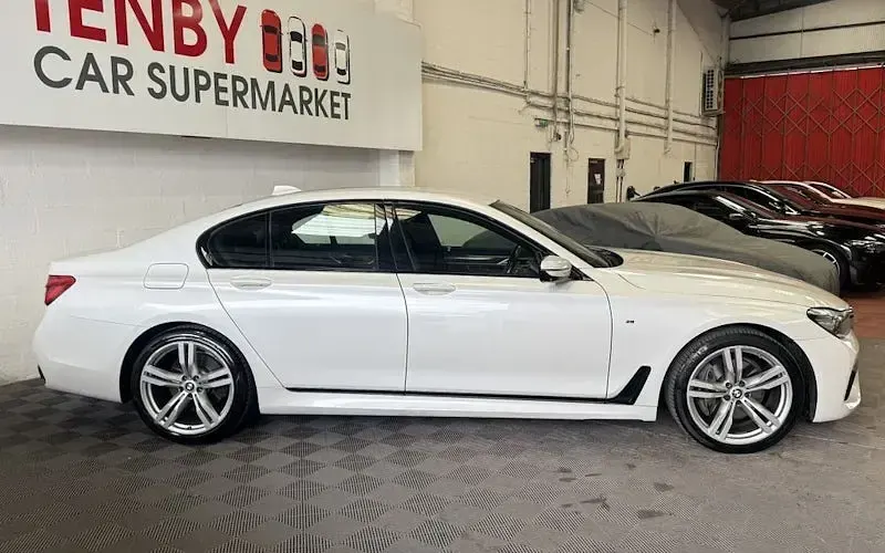Used BMW 740 M Sport 320 HP (235 kW) 2017 White Sedan