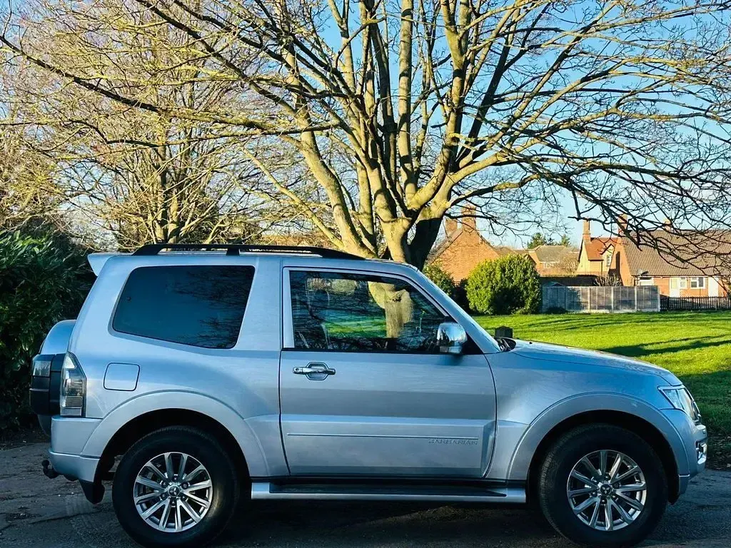 Used Mitsubishi Shogun 2016 Silver SUV