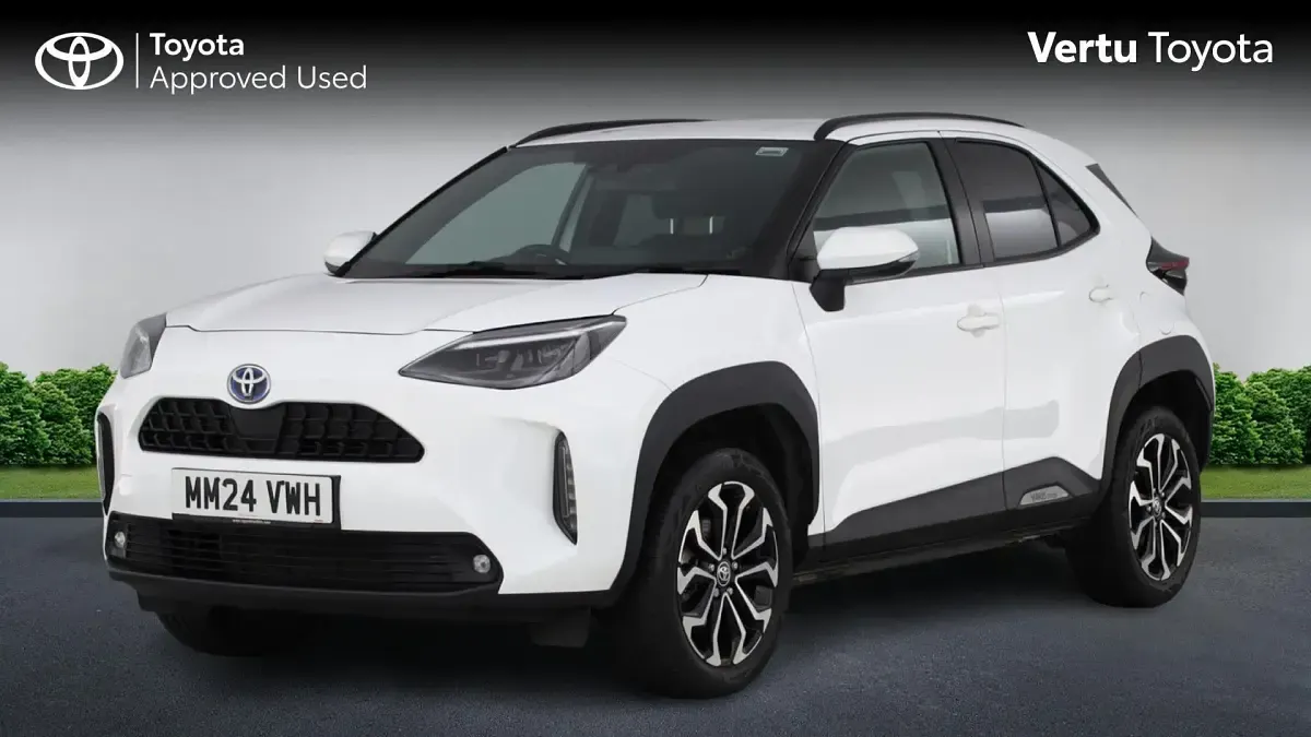 Used Toyota Yaris Hybrid Design 116 HP (85 kW) 2024 Pure white Estate