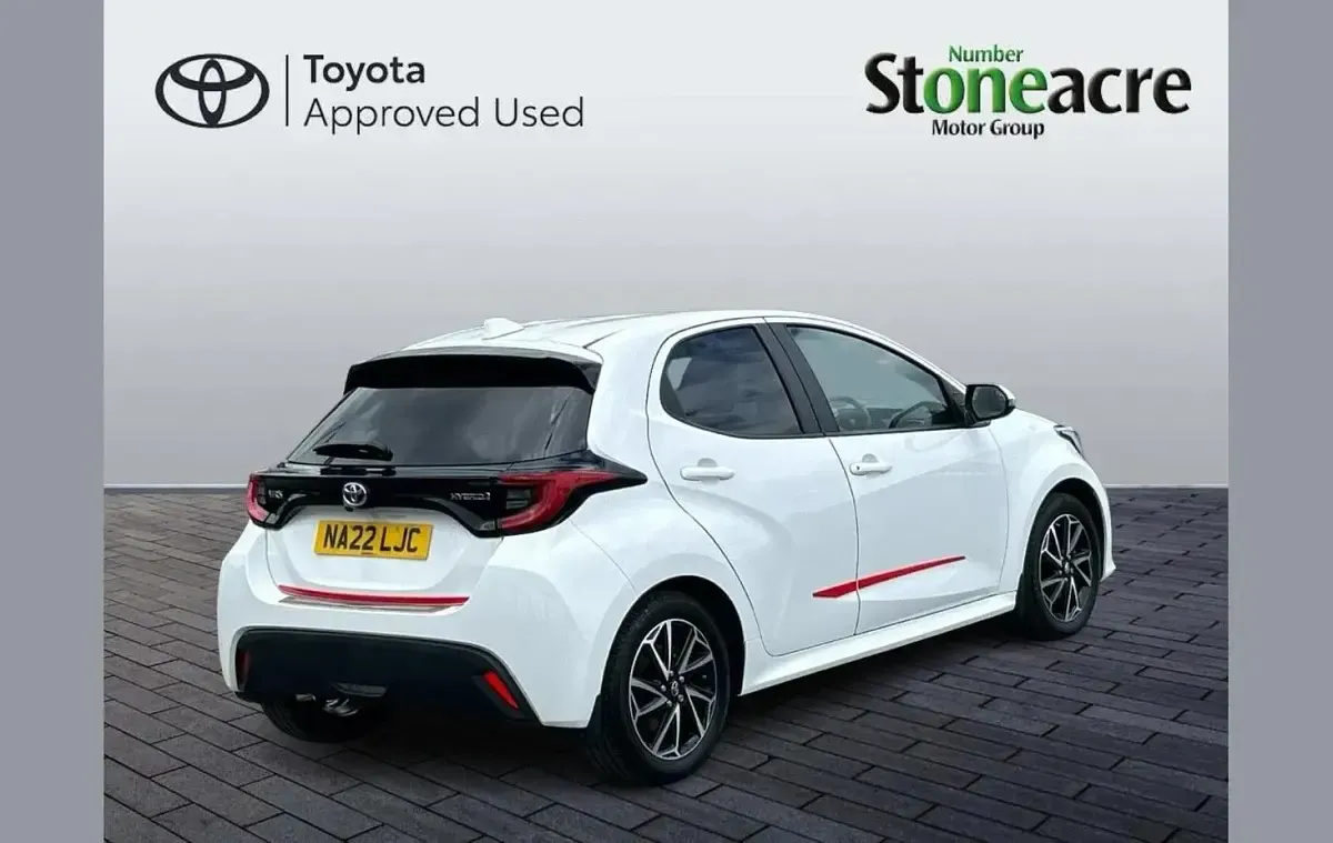 Used Toyota Yaris Design 116 HP (85 kW) 2022 White Hatchback
