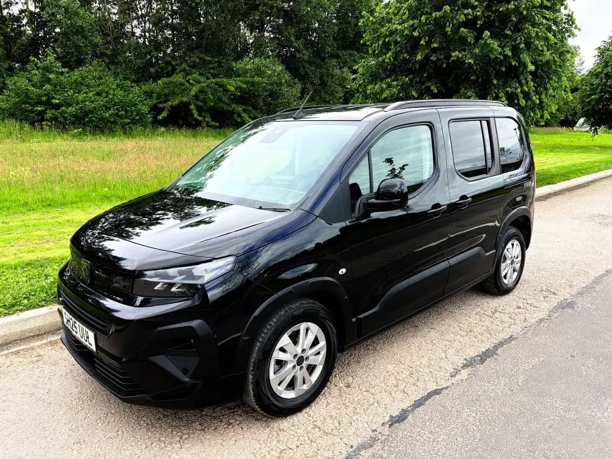New Peugeot Rifter Allure 100 HP (73 kW) 2025 Black MPV