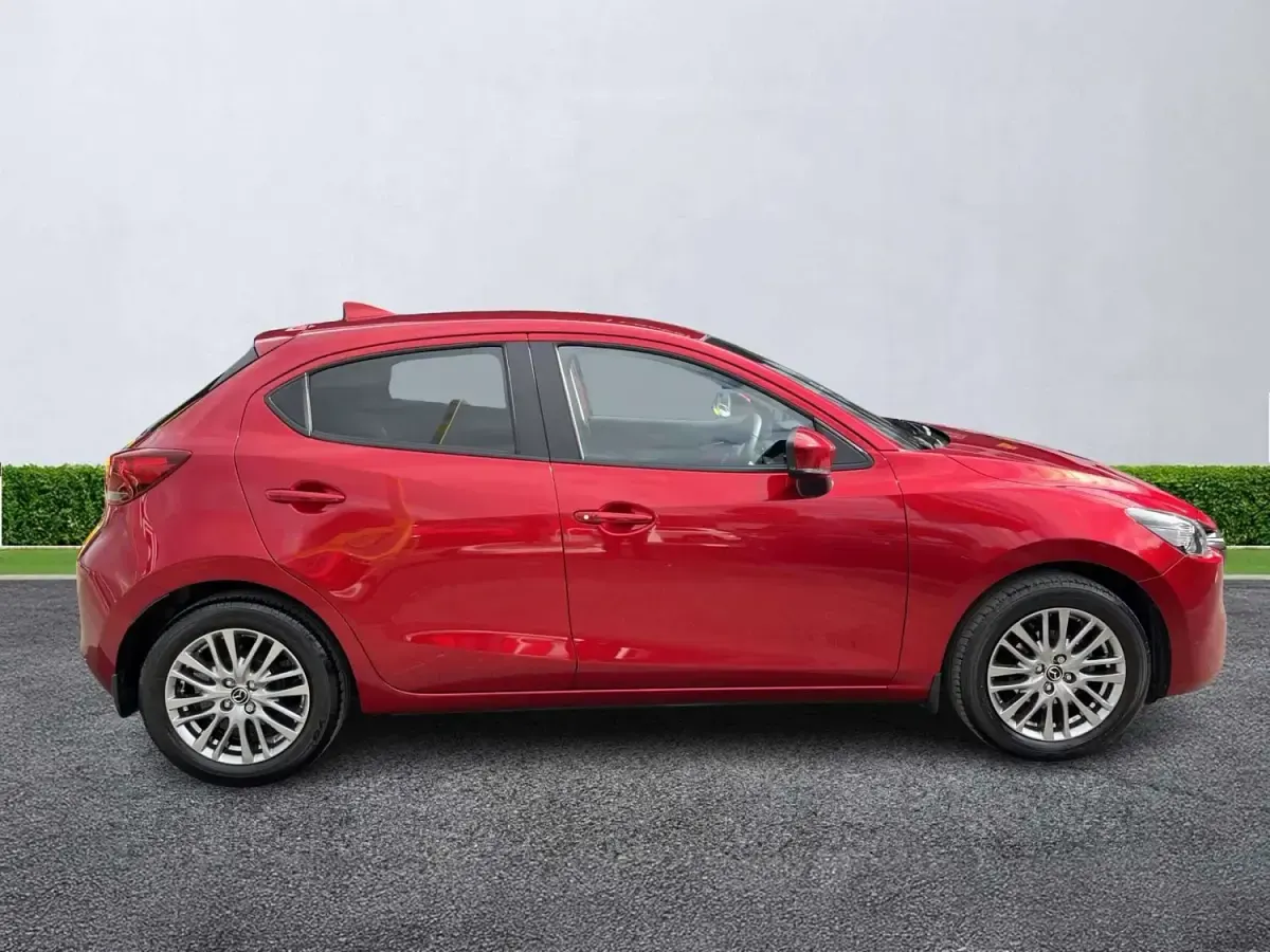 Begagnad Mazda 2 Exclusive-Line 90 HK (66 kW) 2023 Röd Halvkombi