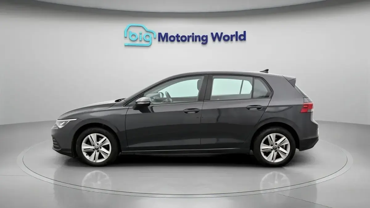 Begagnad VW Golf VII Life 150 HK (110 kW) 2021 Grå Halvkombi