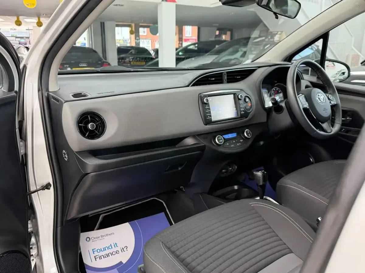 Used Toyota Yaris 100 HP (73 kW) 2017 Silver Hatchback
