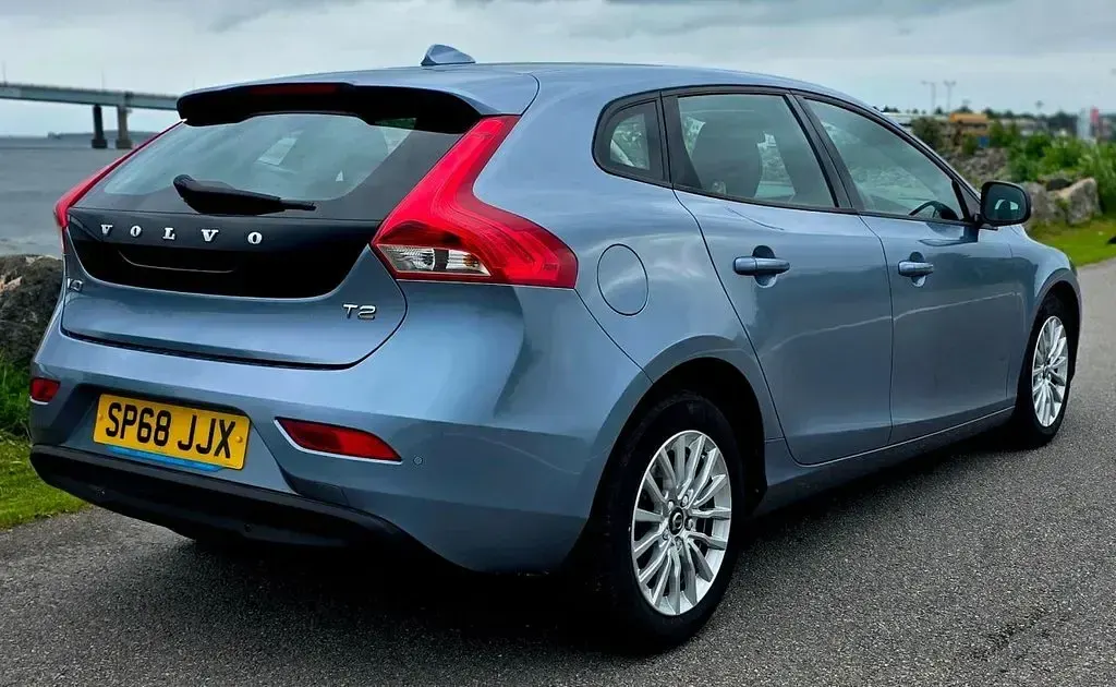 Used Volvo V40 Momentum 122 HP (89 kW) 2018 Blue Hatchback
