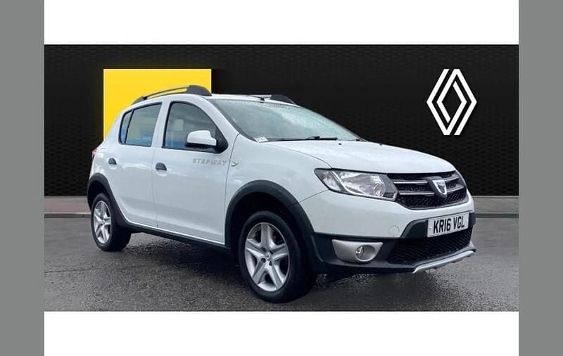White Used 2016 Dacia Sandero Lauréate Hatchback | £4,380 (Fair price) - Image 1/4