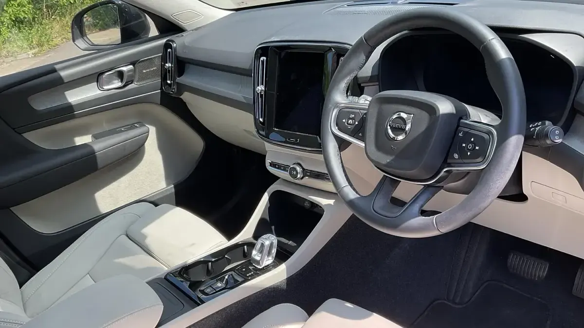 Used Volvo XC40 Ultra 197 HP (144 kW) 2025 Silver SUV