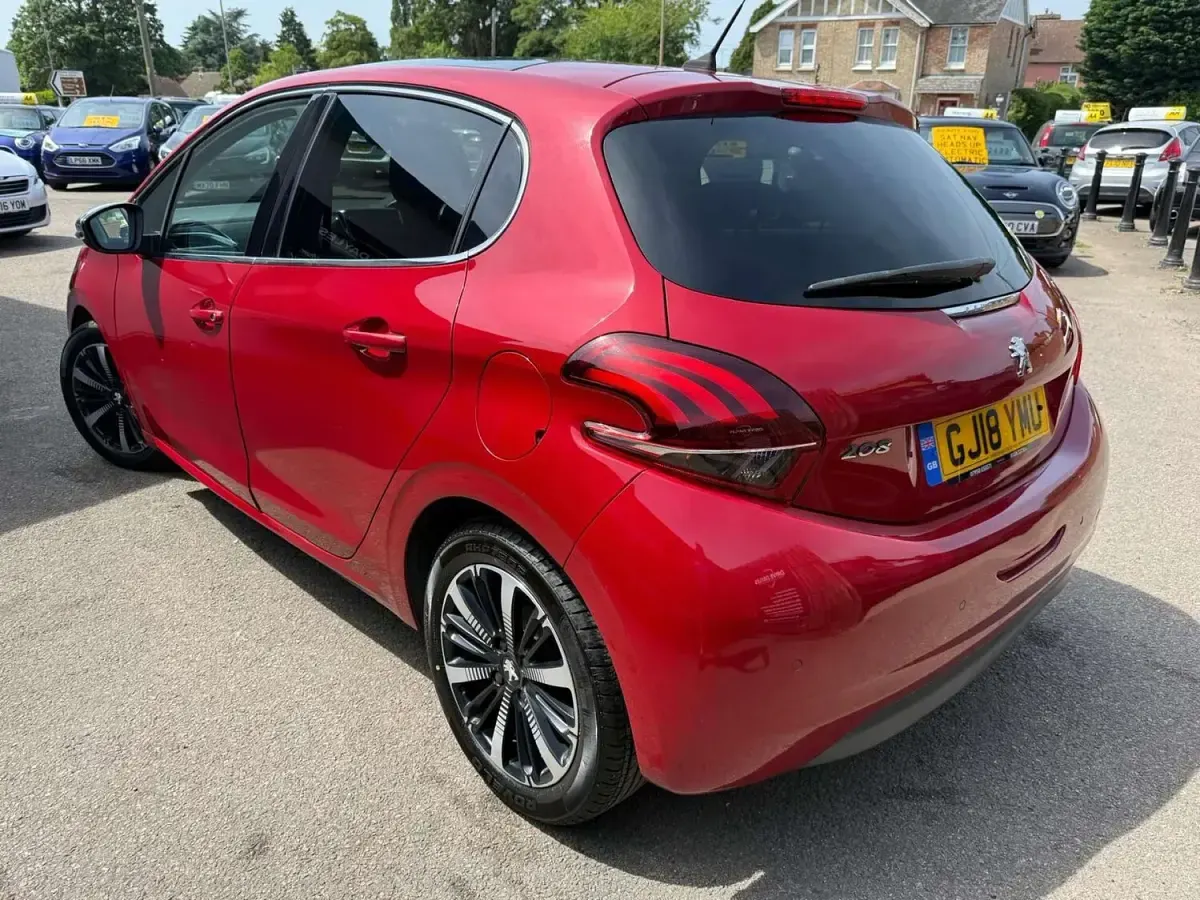 Used Peugeot 208 Allure Premium 80 HP (58 kW) 2018 Red Hatchback