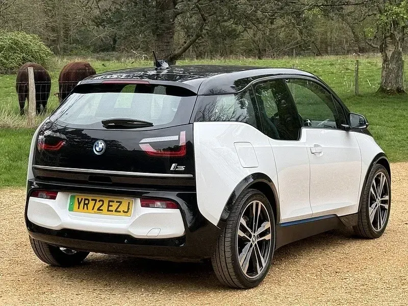 Begagnad BMW i3 Comfort Edition 135 kW (184 HK) 2022 Vit Halvkombi