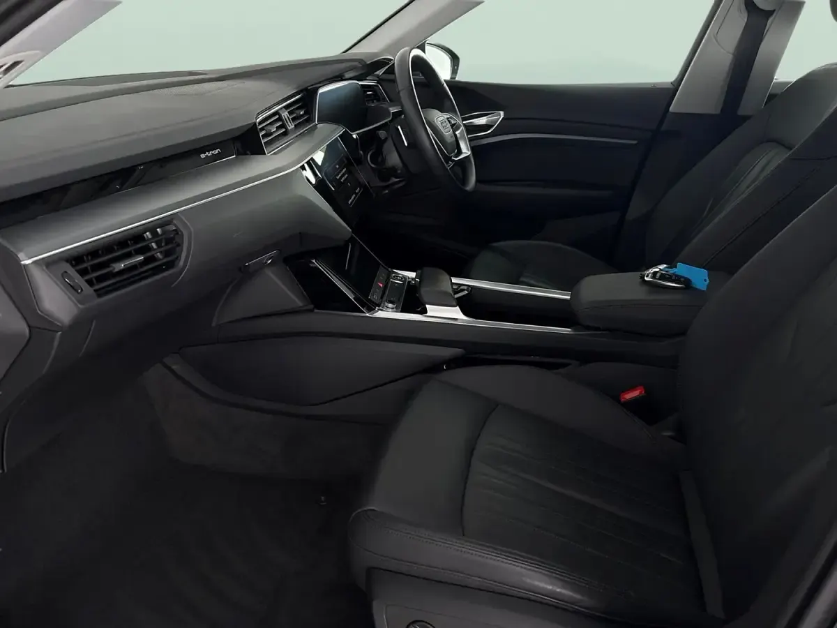 Begagnad Audi e-tron Advanced 300 kW (408 HK) 2021 Svart SUV