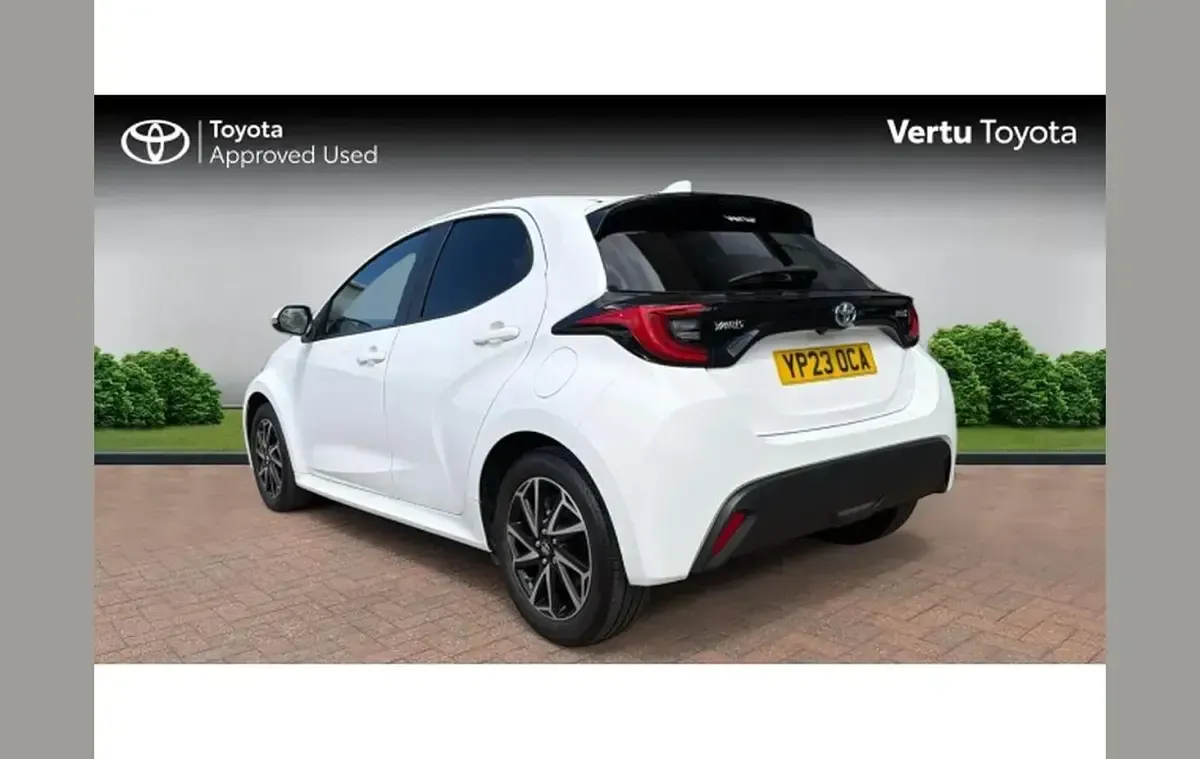 Used Toyota Yaris Design 113 HP (83 kW) 2023 White Hatchback