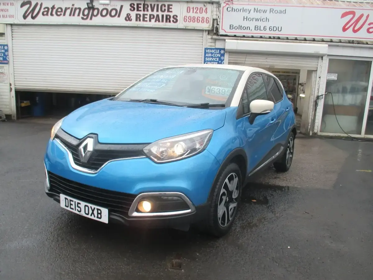 Used Renault Captur Dynamique 90 HP (66 kW) 2015 Blue/cream SUV