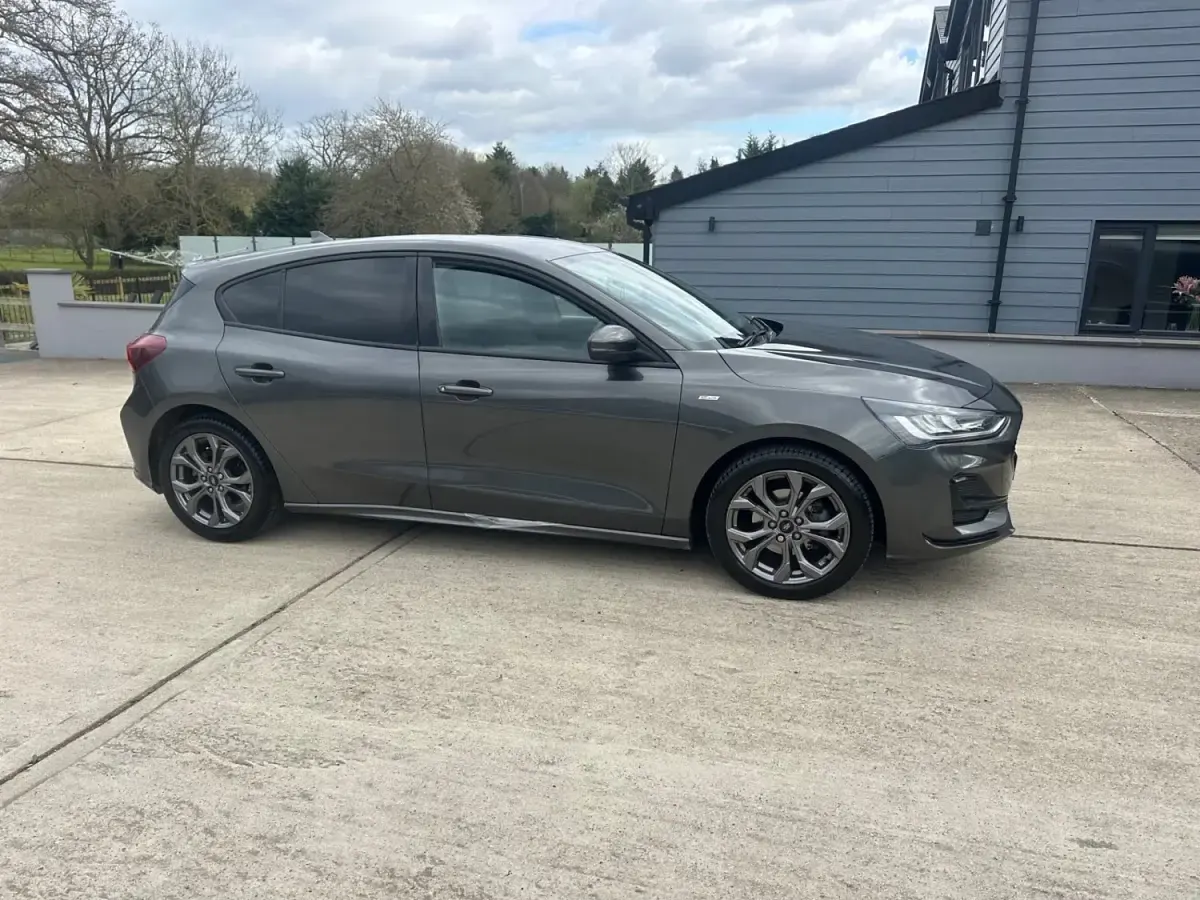 Begagnad Ford Focus ST-Line 2022 Grå Halvkombi