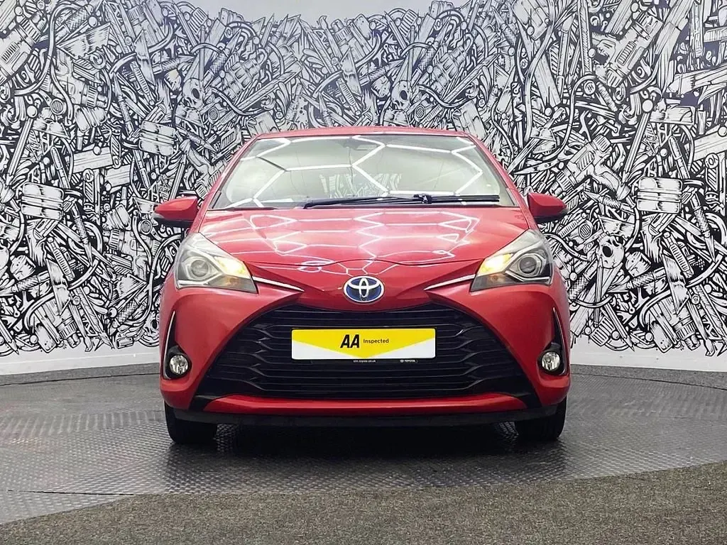 Second-hand Toyota Yaris Hybrid 100 CP (73 kW) 2019 Roșu Hatchback