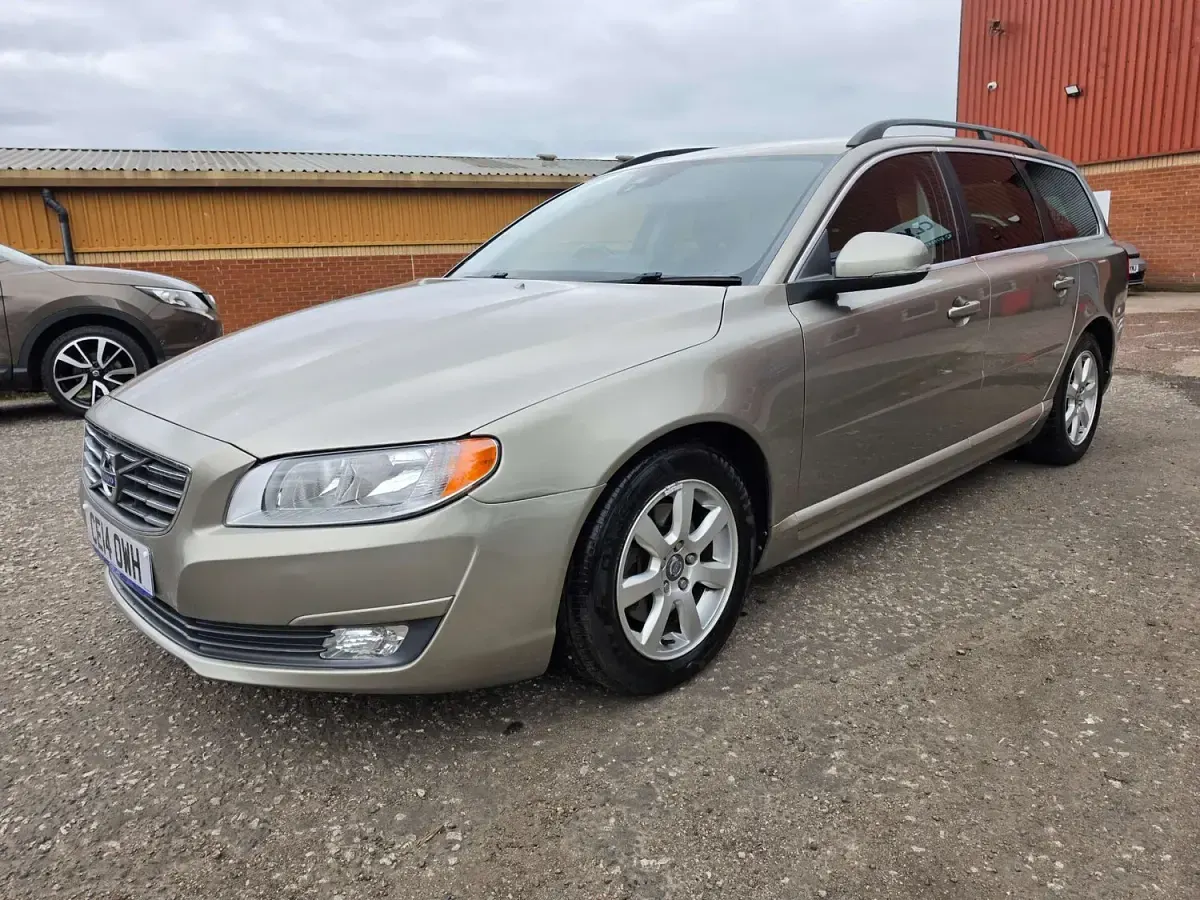 Used Volvo V70 Business Edition 115 HP (84 kW) 2014 Gold Estate