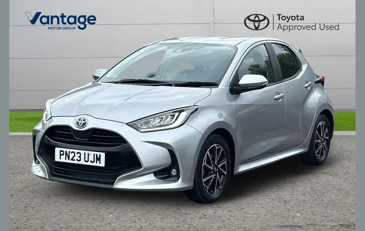 Used Toyota Yaris Design 113 HP (83 kW) 2023 Silver Hatchback