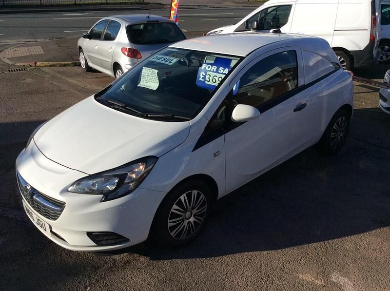 Used Vauxhall Corsa 95 HP (69 kW) 2016 White Hatchback
