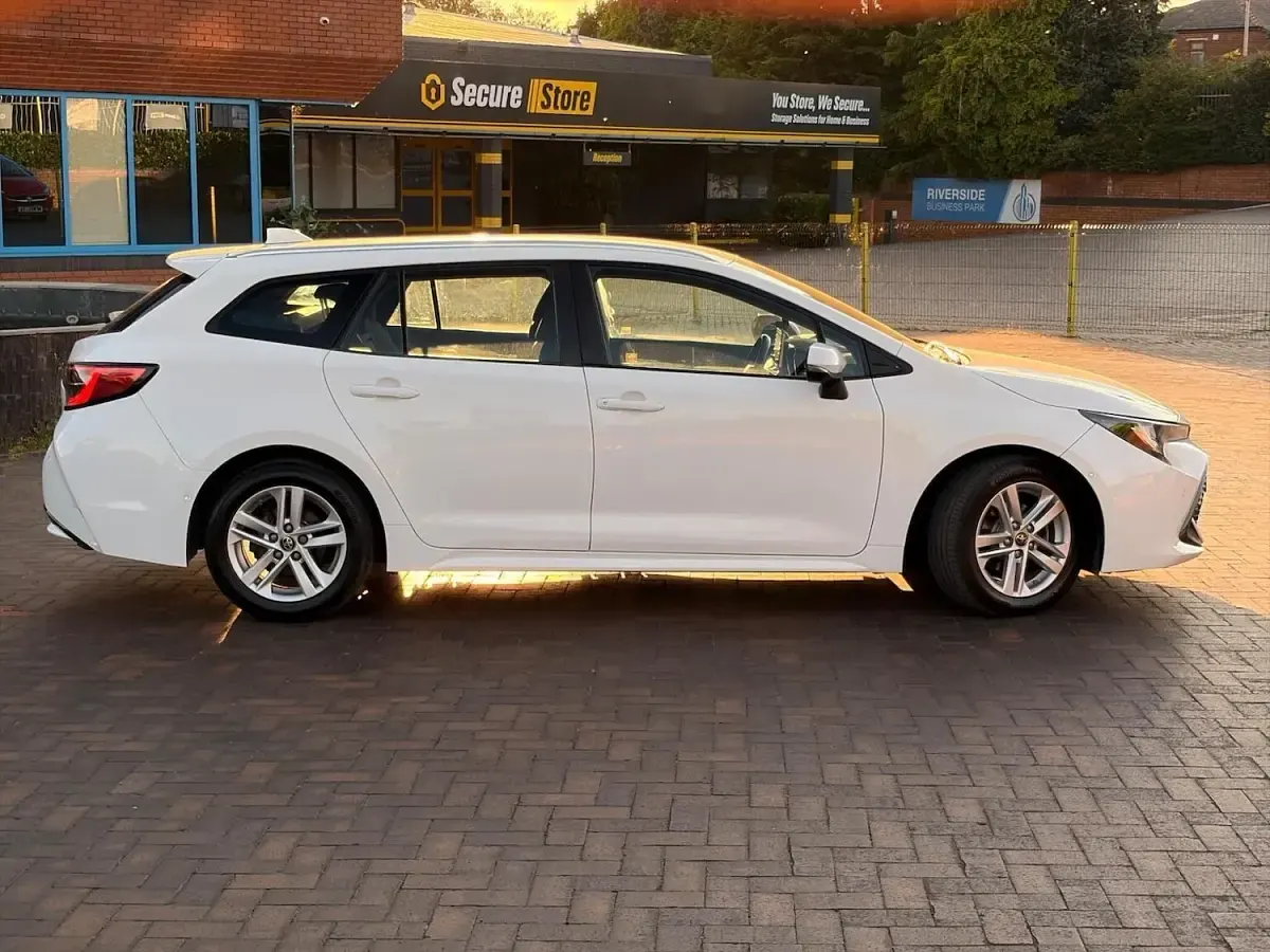 Used Toyota Corolla 122 HP (89 kW) 2019 White Estate