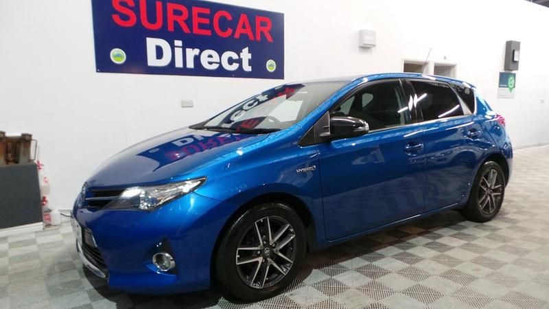 Blue Used 2015 Toyota Auris Hybrid Hatchback | £7,895 (Fair price) - Image 1/4