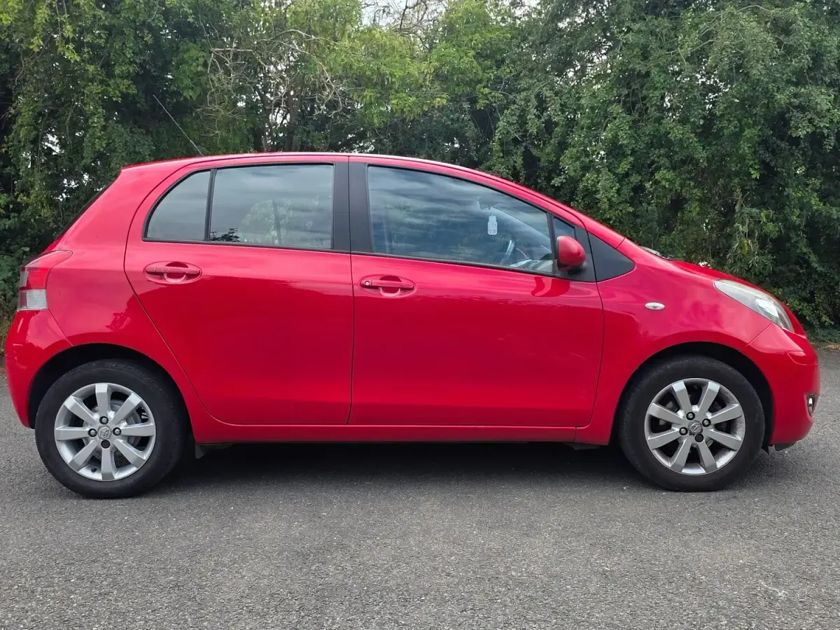 Used Toyota Yaris 69 HP (50 kW) 2011 Red Hatchback