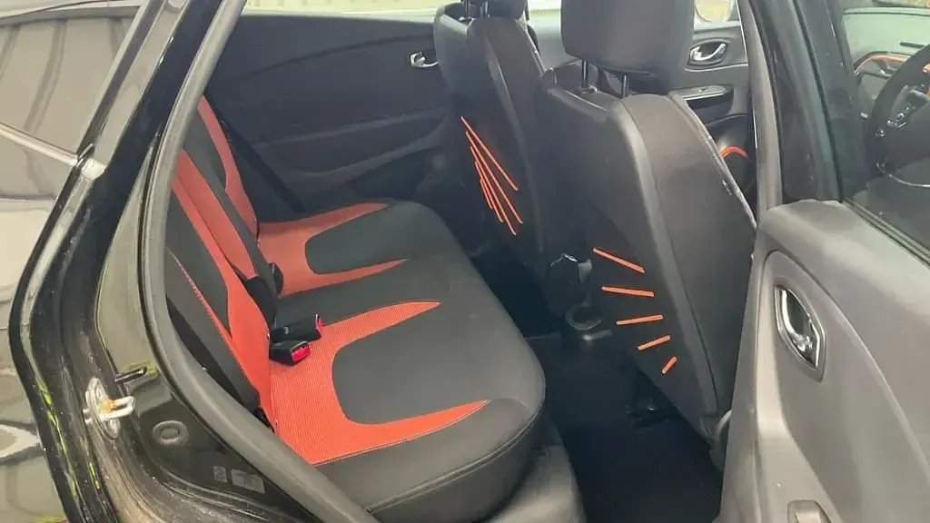 Begagnad Renault Captur Dynamique 90 HK (66 kW) 2013 Svart SUV