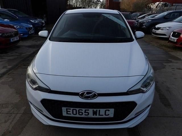 Used Hyundai i20 Premium 90 HP (66 kW) 2015 White Hatchback