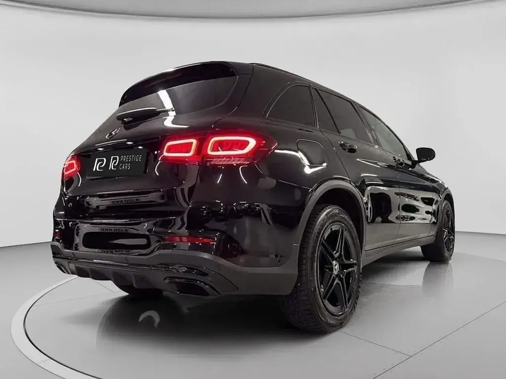 Usado Mercedes GLC300e AMG line 2022 Negro Familiar
