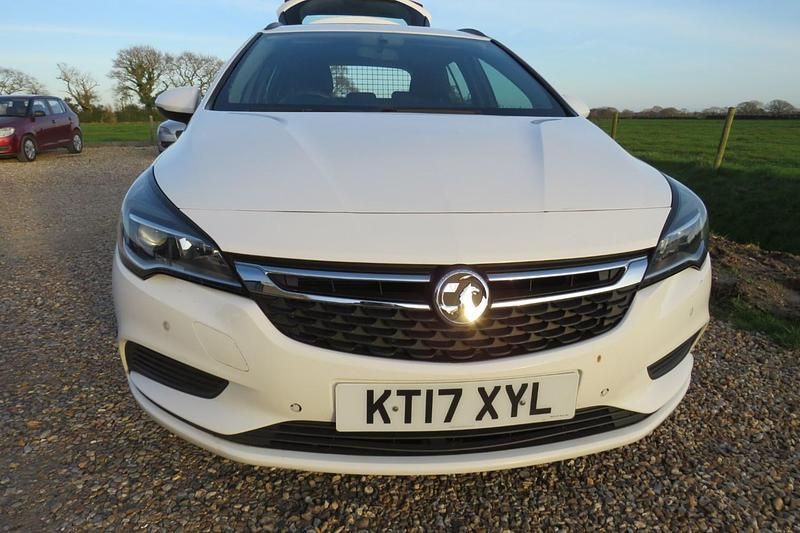 Used Vauxhall Astra 2017 White Estate