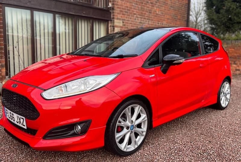 Used Ford Fiesta ST-Line 140 HP (102 kW) 2016 Red Hatchback