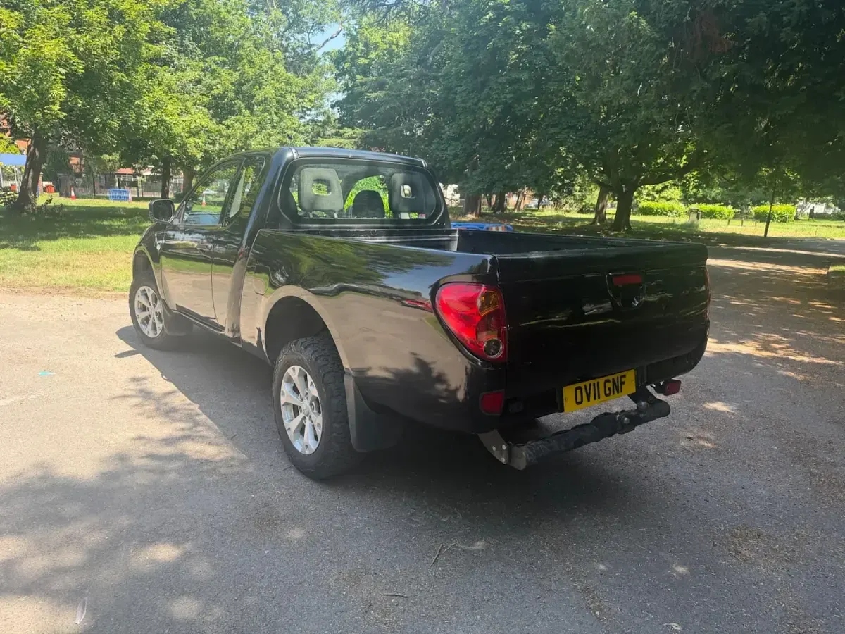 Used Mitsubishi L200 134 HP (98 kW) 2011 Black Pickup