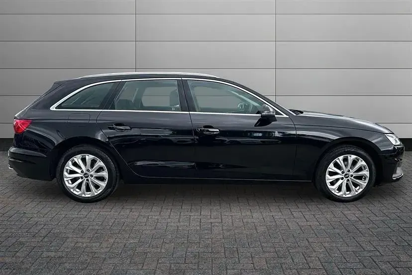 Używany Audi A4 Comfort 150 KM (110 kW) 2023 Czarny Kombi