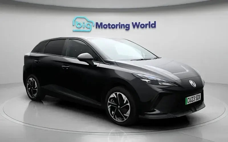 Begagnad MG MG4 EV SE 319 kW (435 HK) 2023 Svart Halvkombi