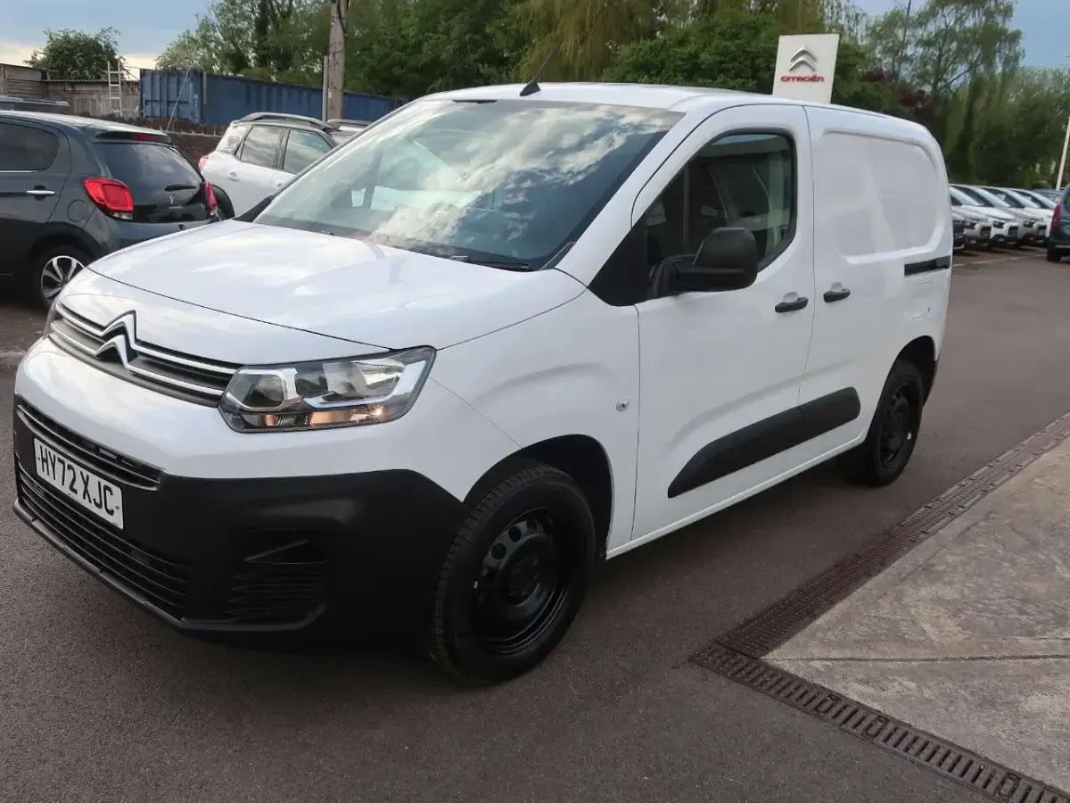 Used Citroën Berlingo 99 HP (72 kW) 2022 White MPV