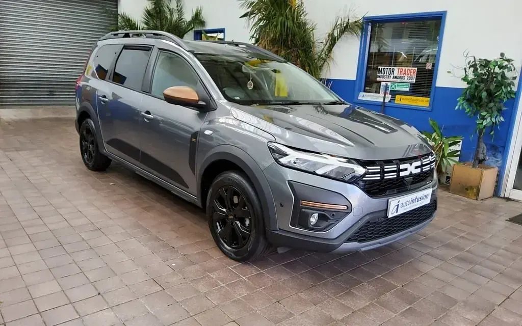 Usado Dacia Jogger Extreme 140 HP (102 kW) 2025 Cinzento Monovolume