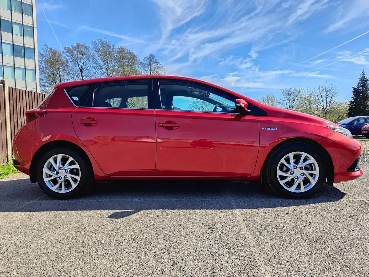 Used Toyota Auris Hybrid Business Edition 2016 Red Hatchback