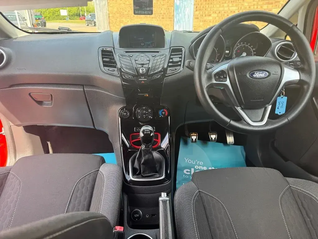 Używany Ford Fiesta Zetec 140 KM (102 kW) 2015 Czerwony Hatchback