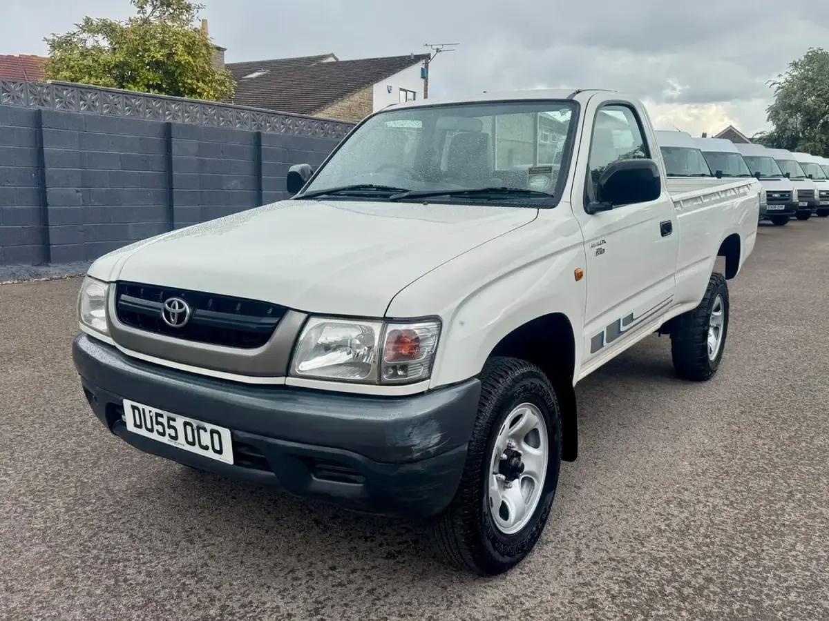 Used Toyota HiLux 102 HP (75 kW) 2005 White Pickup