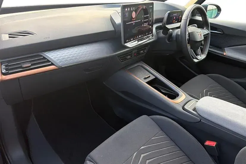 Begagnad Cupra Born e-Boost 169 kW (231 HK) 2024 Svart Halvkombi
