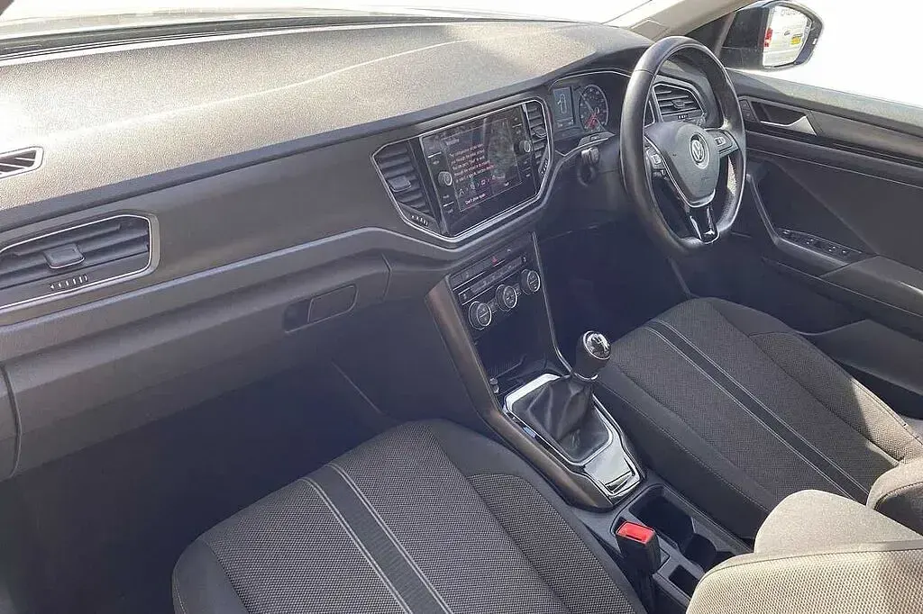 Used VW T-Roc Design 148 HP (108 kW) 2019 White silver with black roof SUV