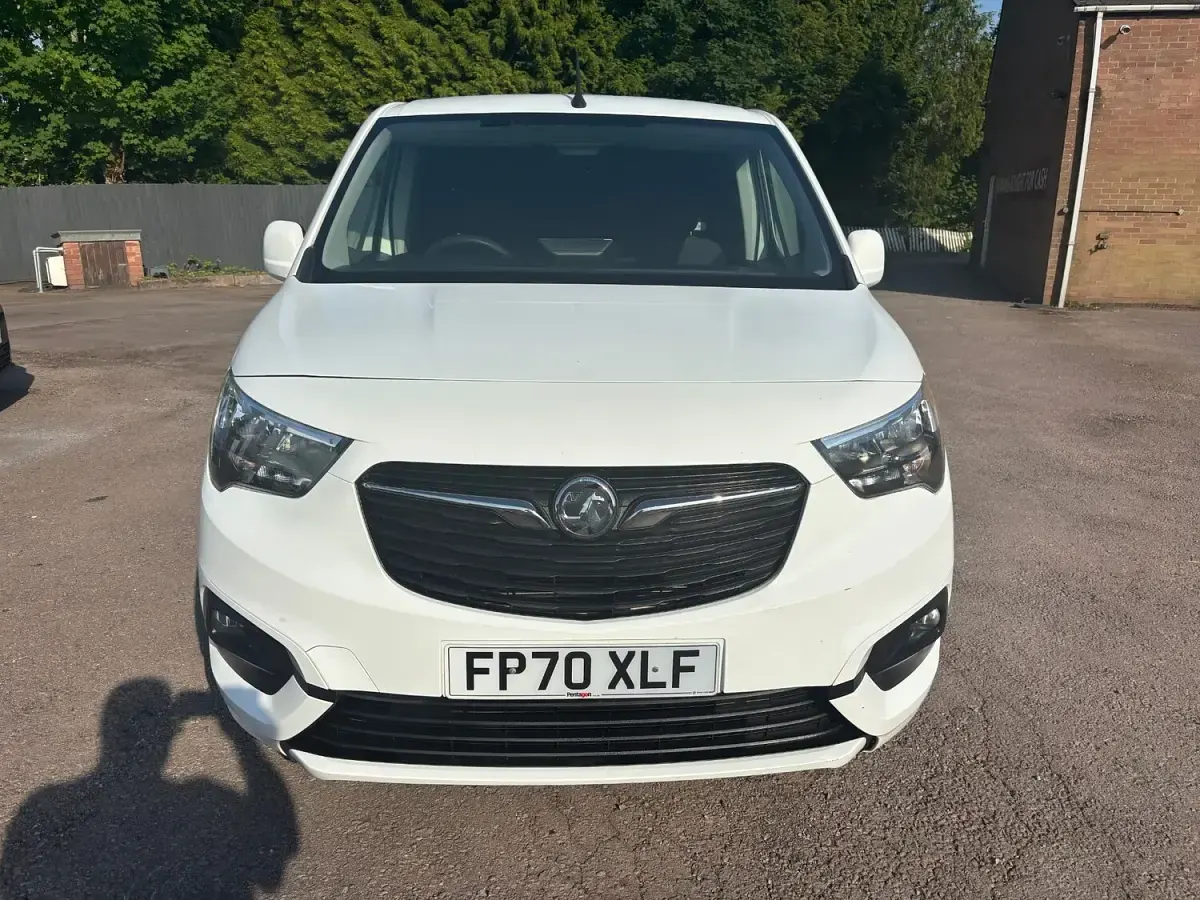 Usado Vauxhall Combo Sportive 100 HP (73 kW) 2020 Branco Monovolume