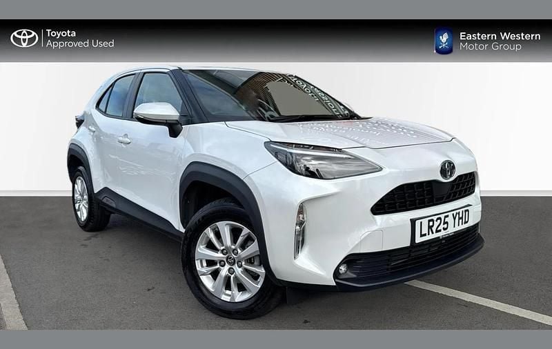 White Used 2025 Toyota Yaris Hybrid SUV | £23,999 (Fair price) - Image 1/4