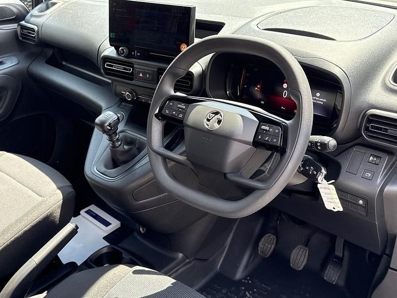 New Vauxhall Combo 100 HP (73 kW) 2025 Kaolin white p0pr MPV