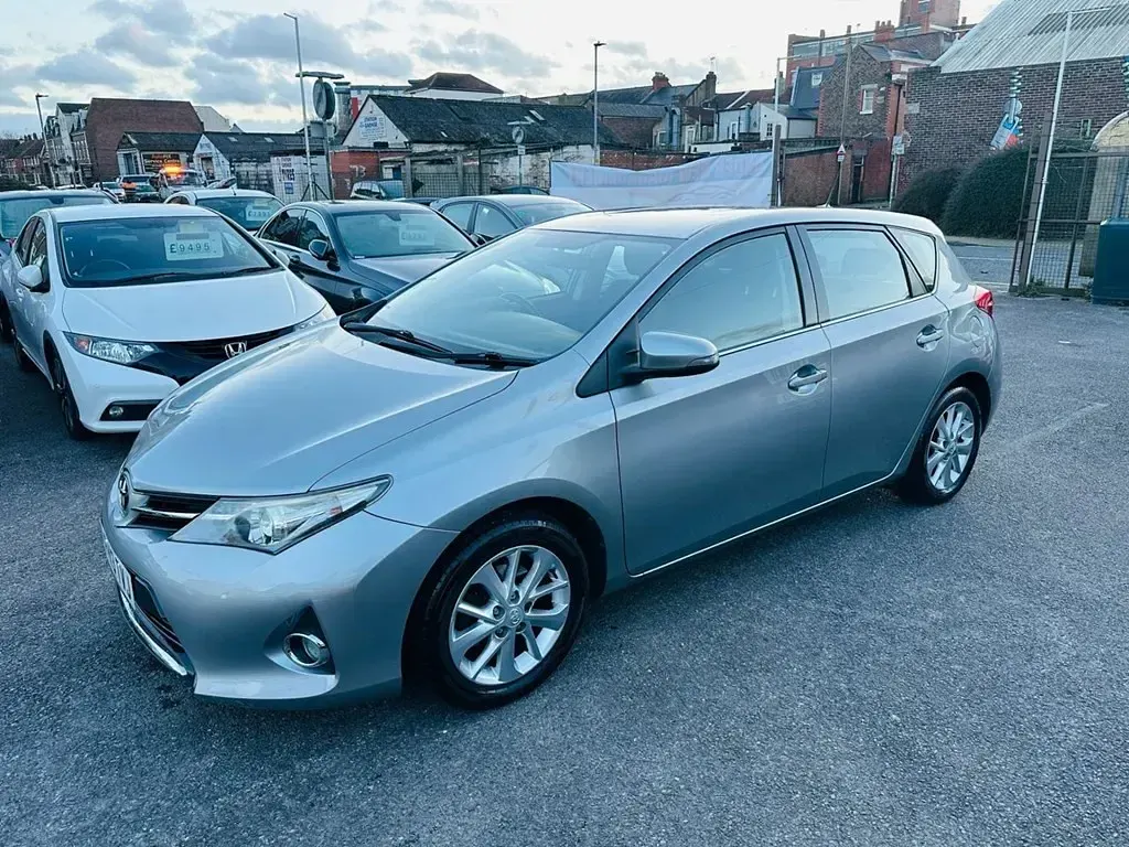 Usado Toyota Auris Multidrive S 132 HP (97 kW) 2013 Cinzento Citadino
