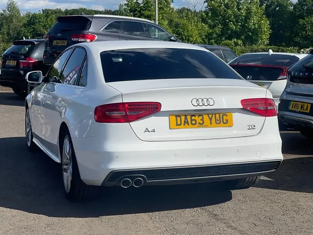 Używany Audi A4 S-Line 177 KM (130 kW) 2013 Biały Sedan/Limuzyna