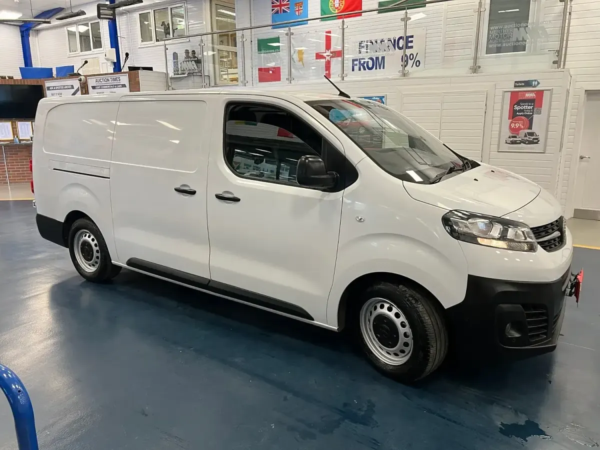 Used Vauxhall Vivaro 100 kW (136 HP) 2022 White MPV
