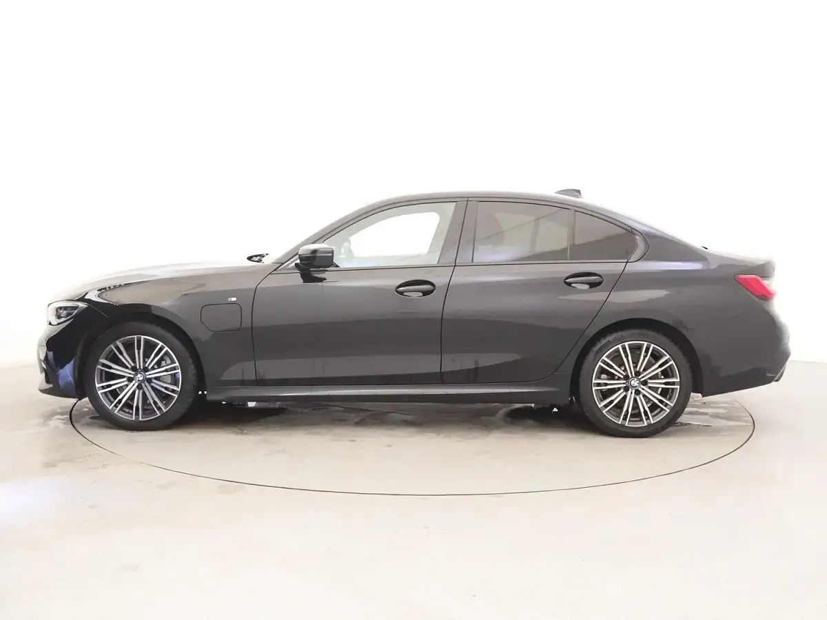 Begagnad BMW 330e M Sport 2021 Svart Sedan