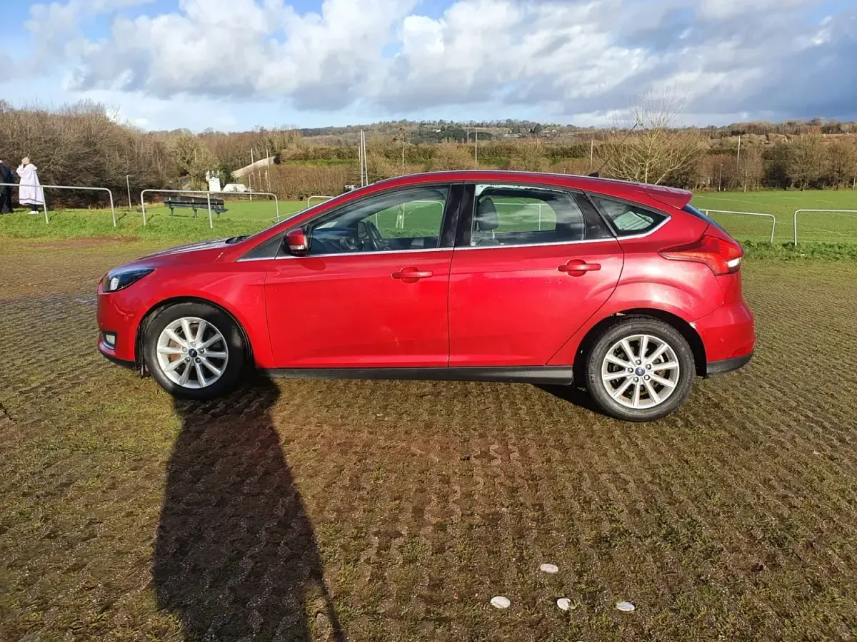 Usado Ford Focus Titanium 150 CV (110 kW) 2015 Rojo Utilitario