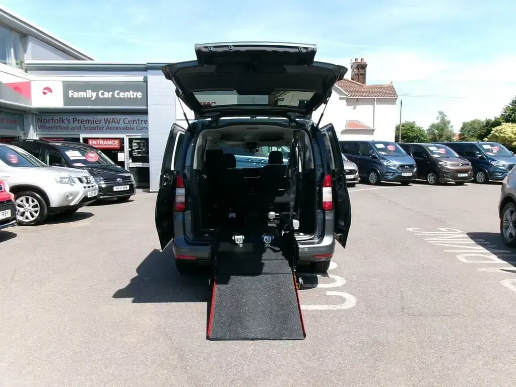 Used Ford Tourneo Connect Titanium 122 HP (89 kW) 2024 Grey MPV